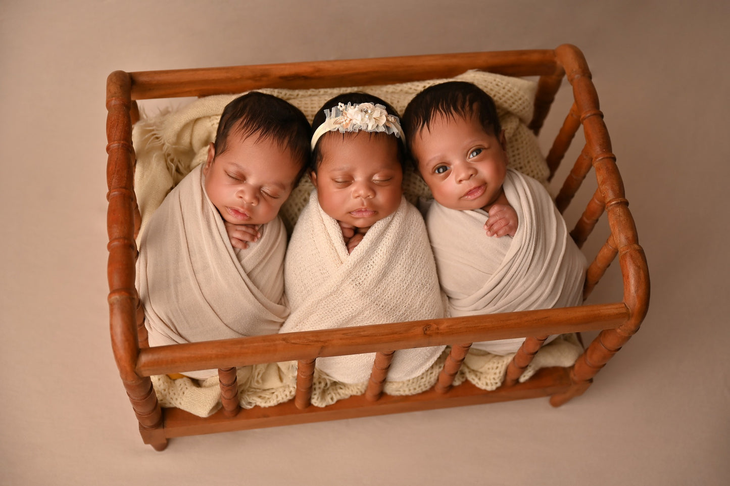 Julia Spindle Crib - Natural (dark)