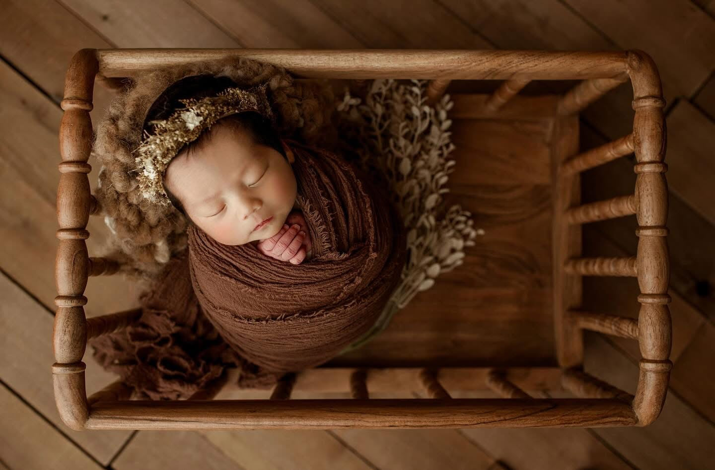 Julia Spindle Crib - Natural