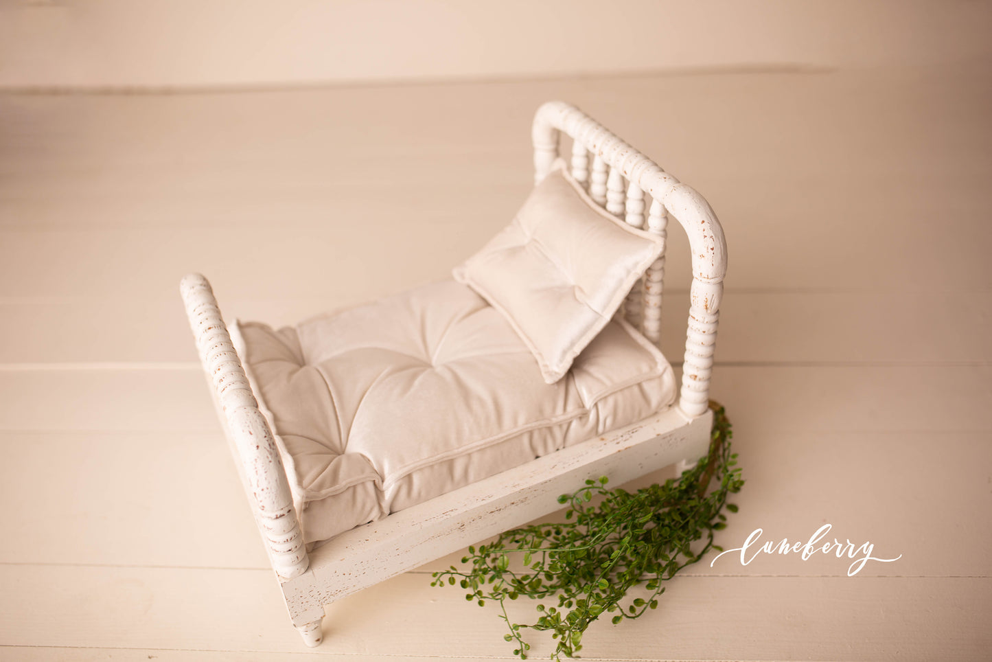 Stella Spindle Bed - Cream