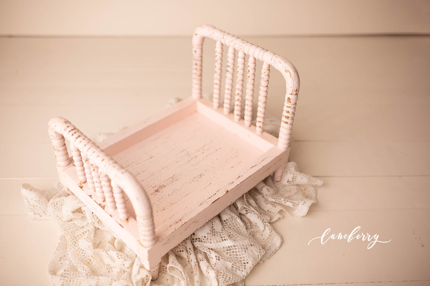 Stella Spindle Bed - Pink
