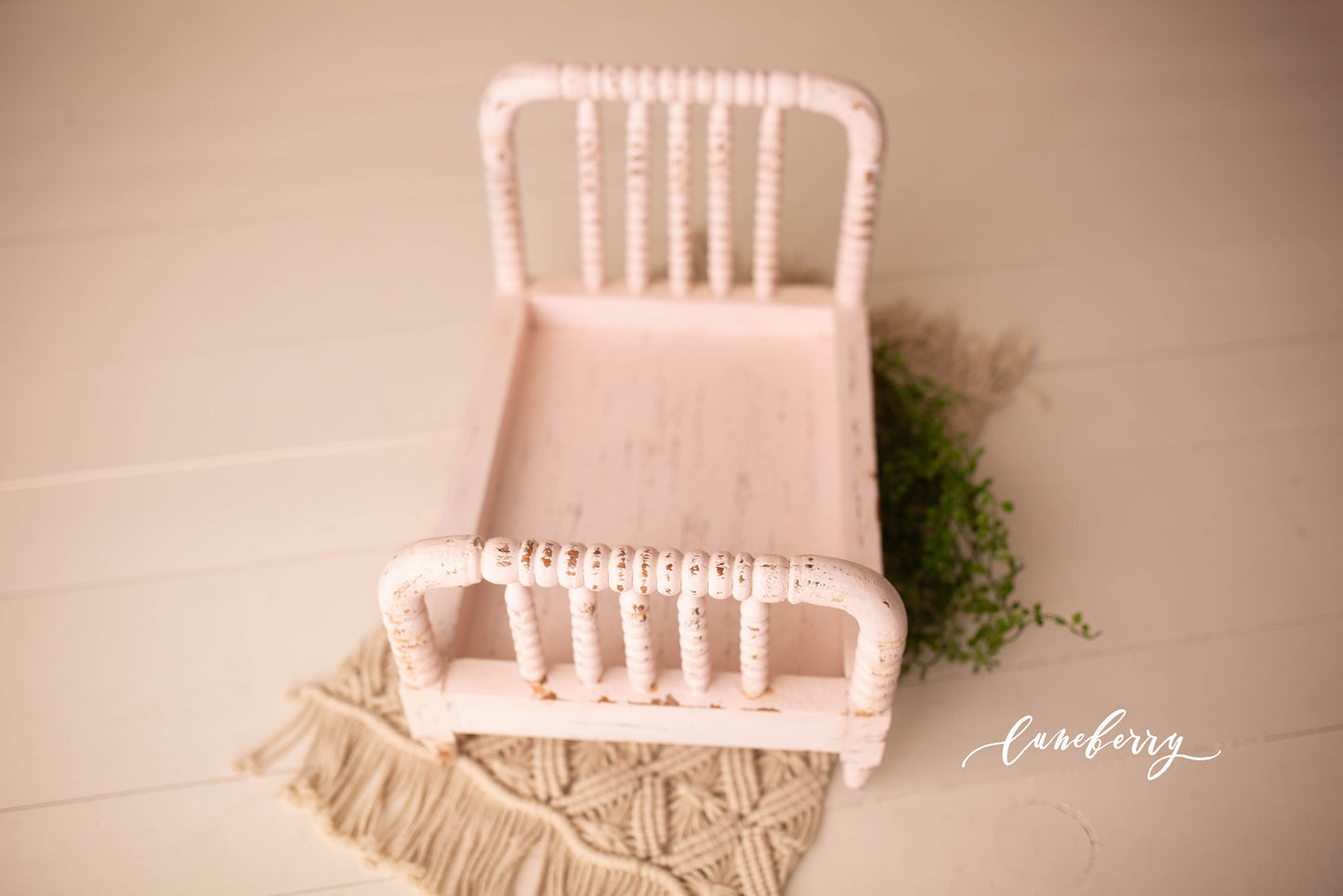 Stella Spindle Bed - Pink