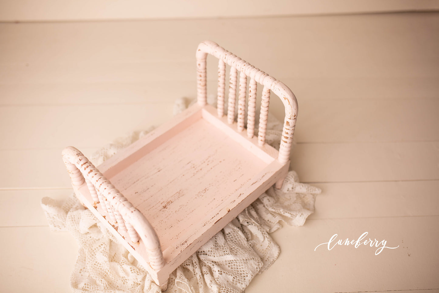 Stella Spindle Bed - Pink